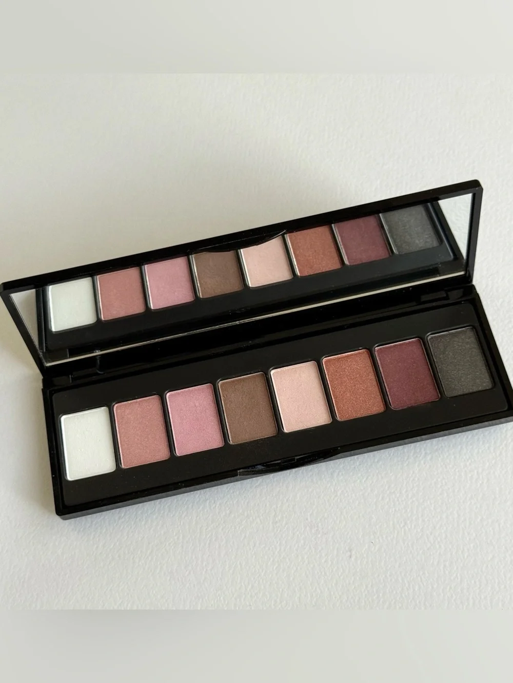 Elizabeth Arden Eye Shadows Palette. 8 Colors. Full size. NET WT. 226 OZ. 6.4g.